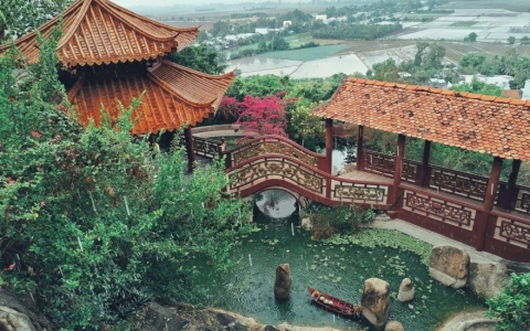 Cảm hóa cặp đôi mãng xà bằng kinh phật ở chùa Hang