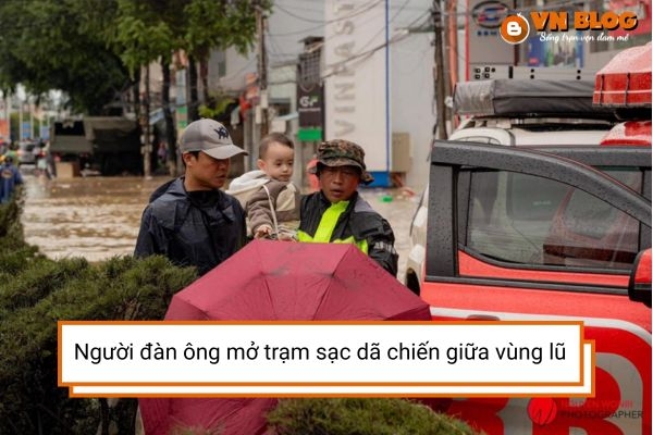 Người đàn ông mở trạm sạc dã chiến giữa vùng lũ 