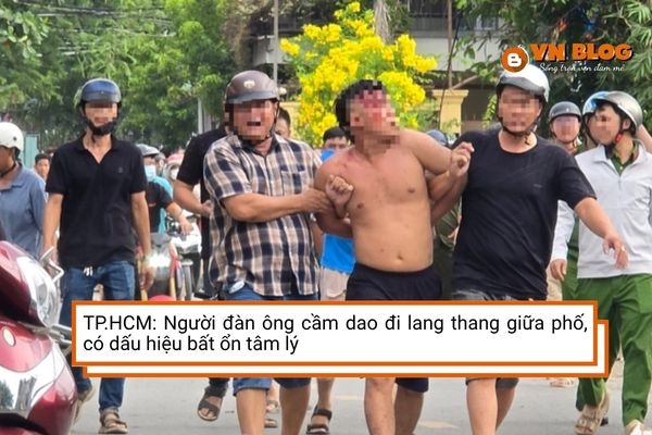 TP.HCM: Người đàn ông cầm dao đi lang thang giữa phố, có dấu hiệu bất ổn tâm lý