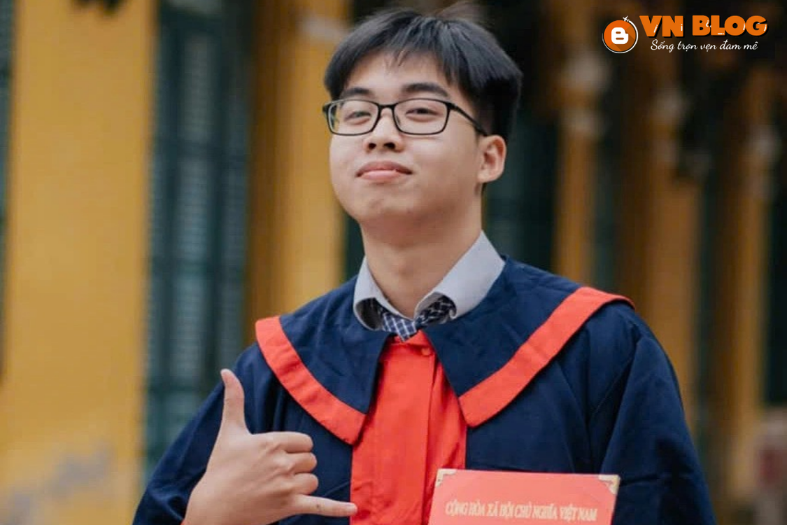 Nguyễn Việt Hưng, nam sinh đến từ Hà Nội, đã xuất sắc trở thành thủ khoa kép toàn quốc ở cả hai khối thi A01 và D01