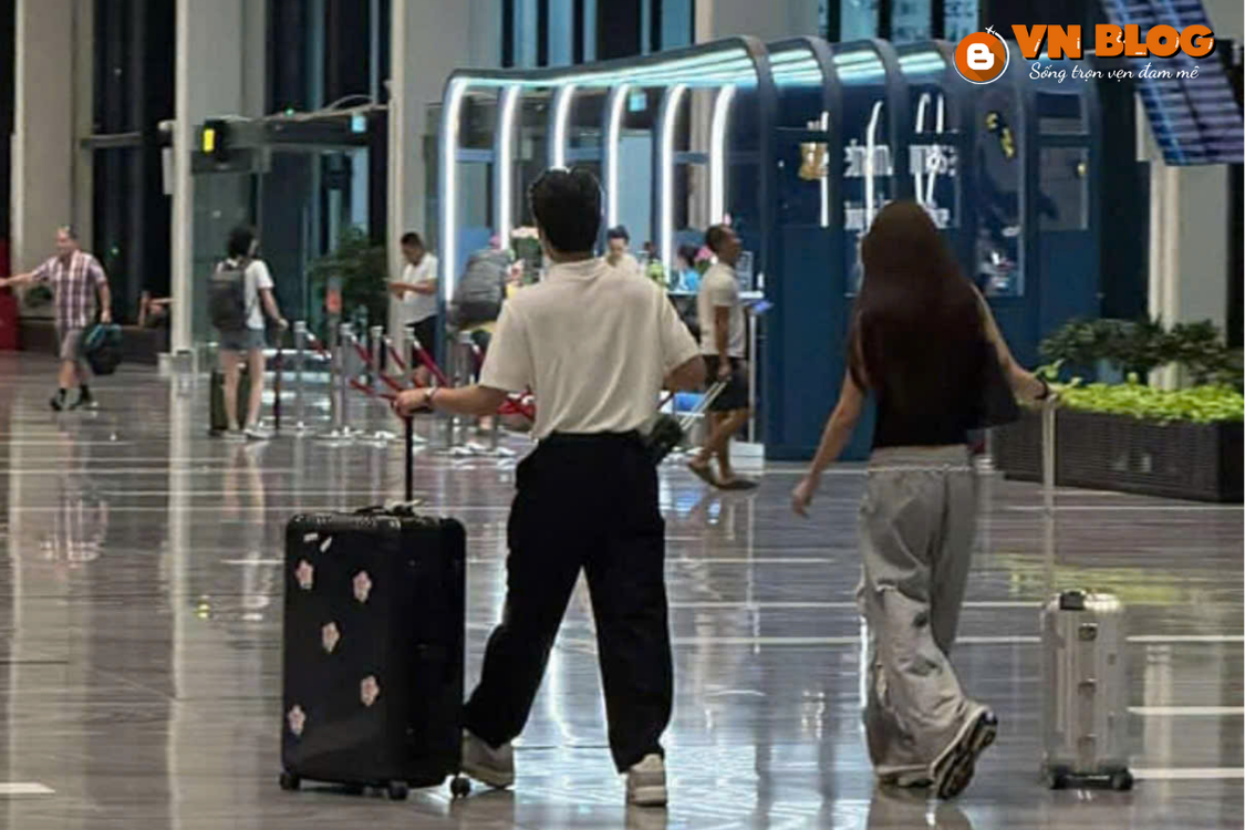 Hình ảnh được chụp tại sân bay, được cho là Tăng Duy Tân và Bích Phương