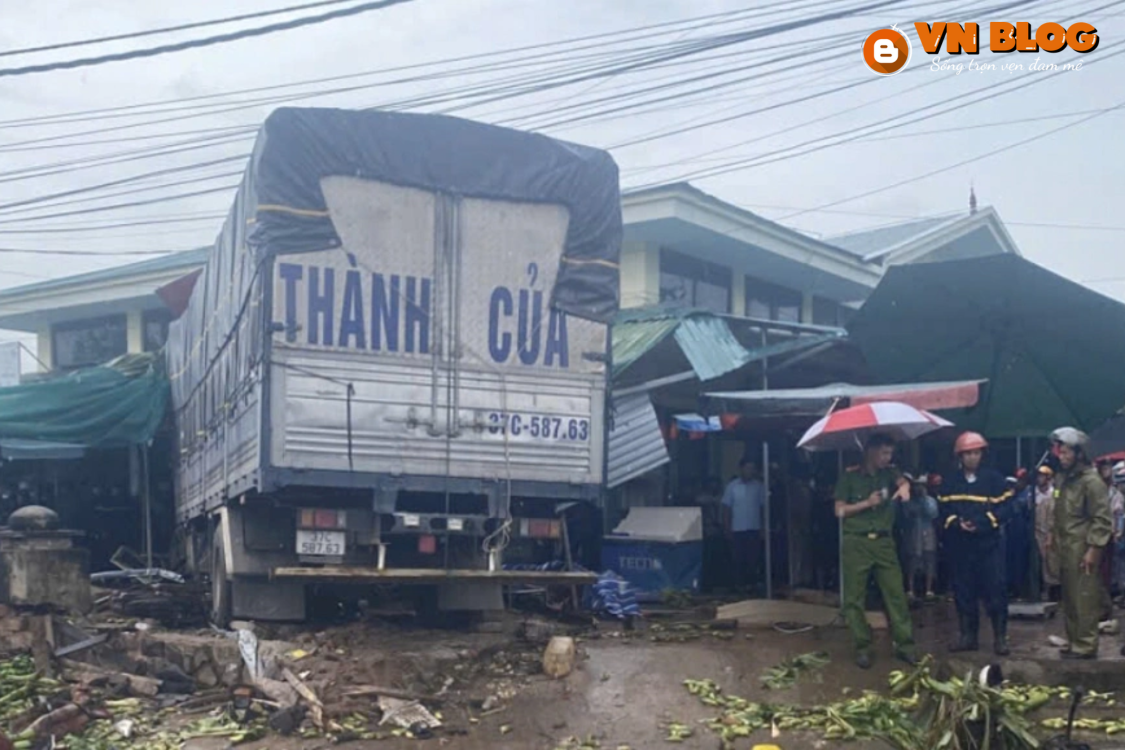 Xe tải mất phanh lao vào chợ ở Quảng Trị 11 người thương vong