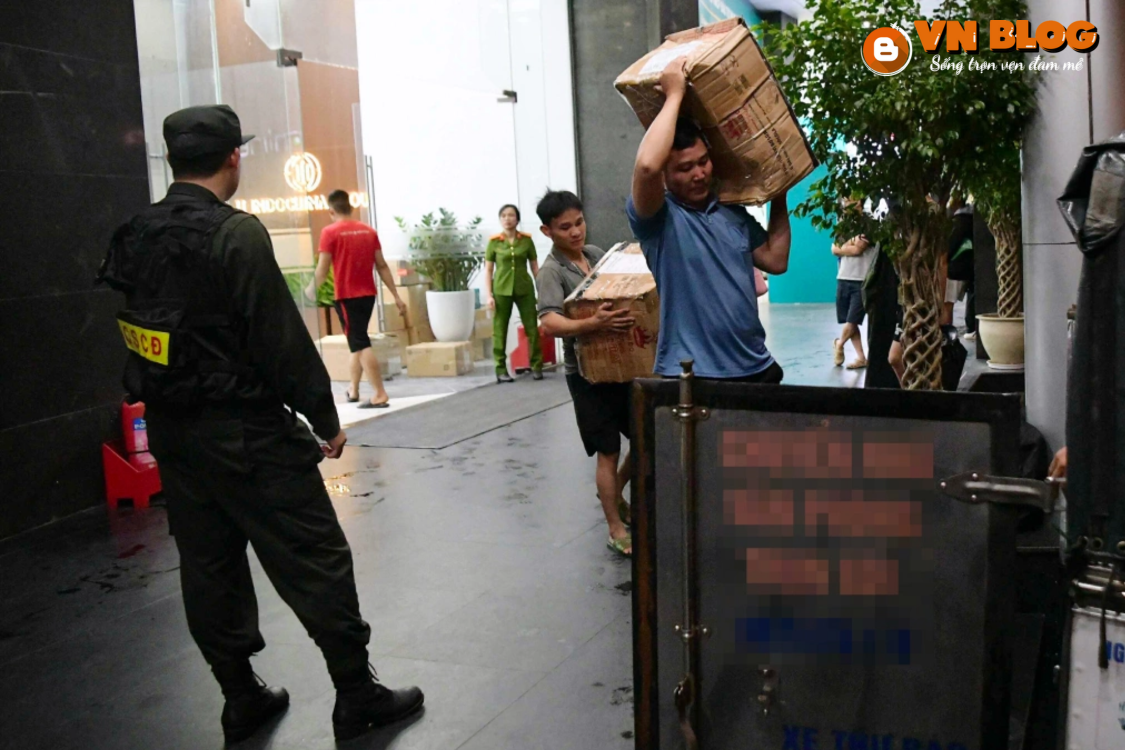 Công an làm việc nhiều giờ tại trụ sở công ty của Shark Bình