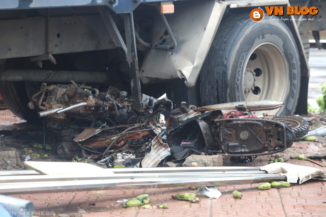 Xe tải mất phanh lao vào chợ ở Quảng Trị 11 người thương vong