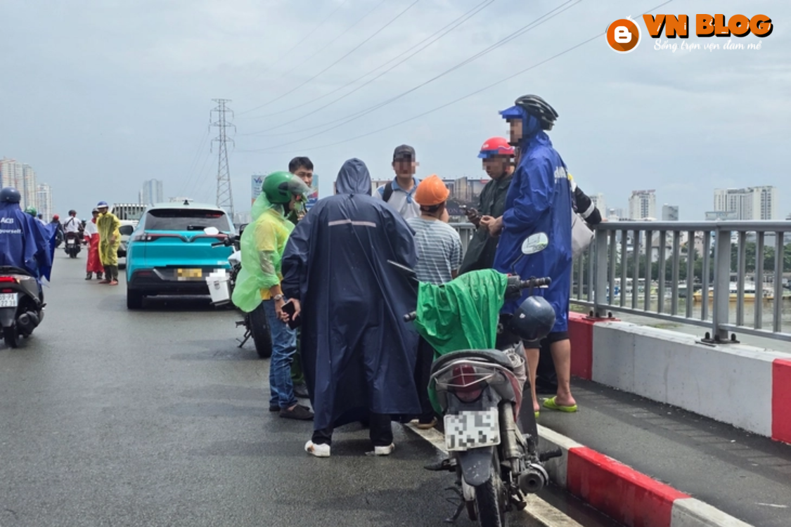 Nam tài xế tự sát, nhảy cầu Sài Gòn giữa trời mưa