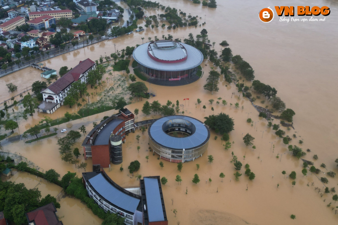 Lũ sông Bồ vượt mốc lịch sử năm 2020, nhiều nơi vẫn còn ngập cục bộ