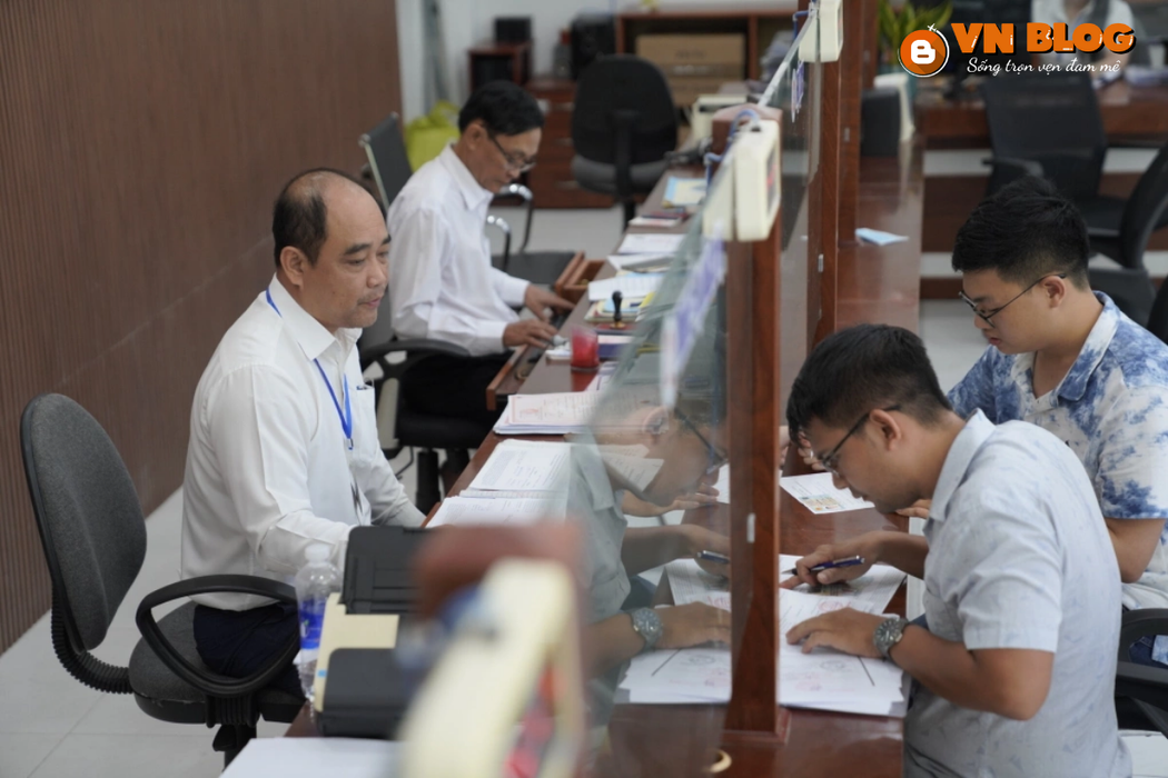 Công chức phường Hải Châu (Đà Nẵng), đang làm việc tại Trung tâm Phục vụ Hành chính công vào tháng 6/2025