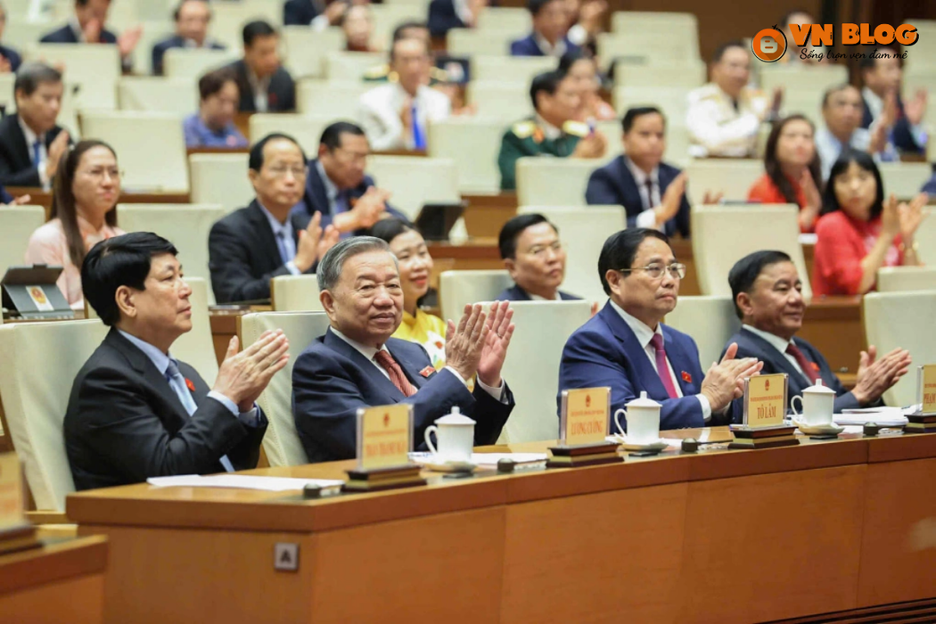 Các đồng chí lãnh đạo Đảng và Nhà nước tham dự phiên bế mạc kỳ họp thứ 9 vào sáng ngày 27/6. Ảnh: Hoàng Phong.
