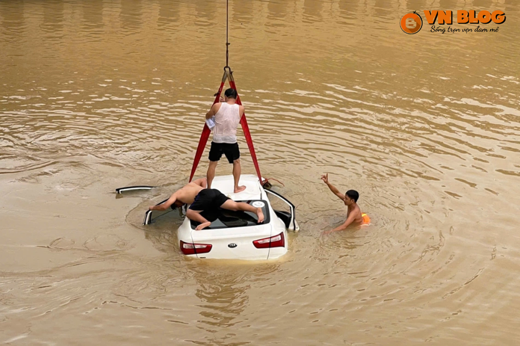 Hiện trường vụ tai nạn, lực lượng chức năng đang tiến hành trục vớt xe