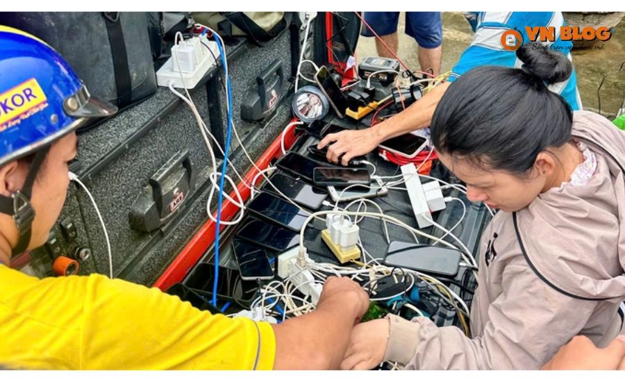 Người đàn ông mở trạm sạc dã chiến giữa vùng lũ 