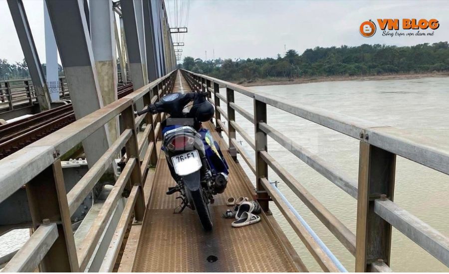 Người đàn ông ôm 2 cháu nhảy cầu, 1 cháu tử vong