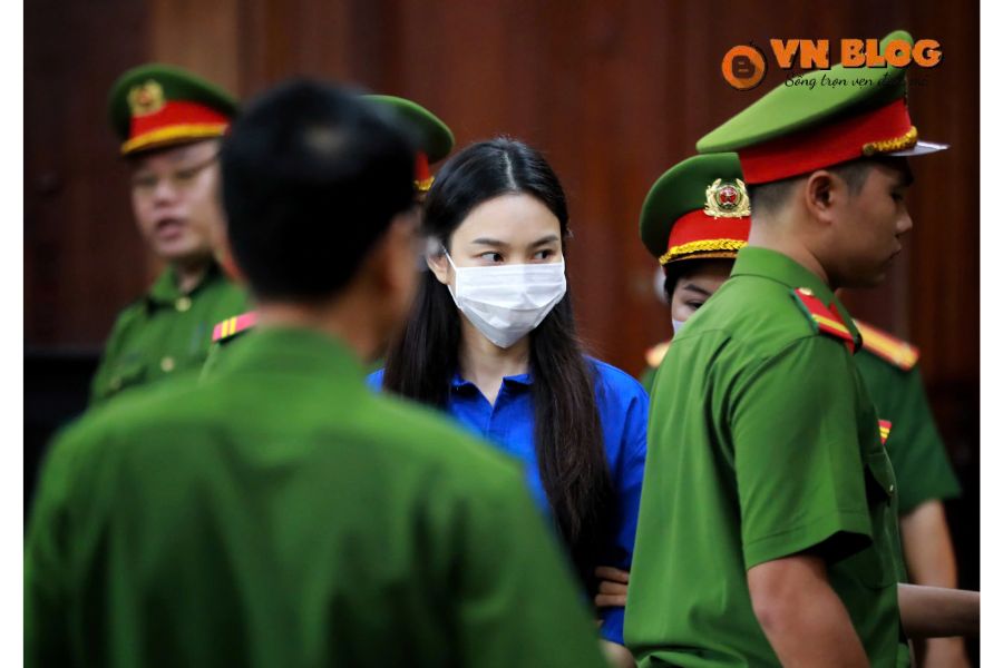 Áp giải Hoa hậu Thùy Tiên đến phiên tòa tại TPHCM sáng nay