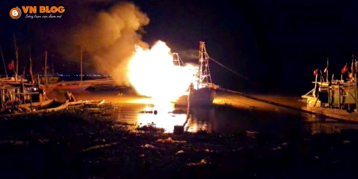 Tàu cá bốc cháy dữ dội tại Nha Trang, toàn bộ tài sản thiêu rụi