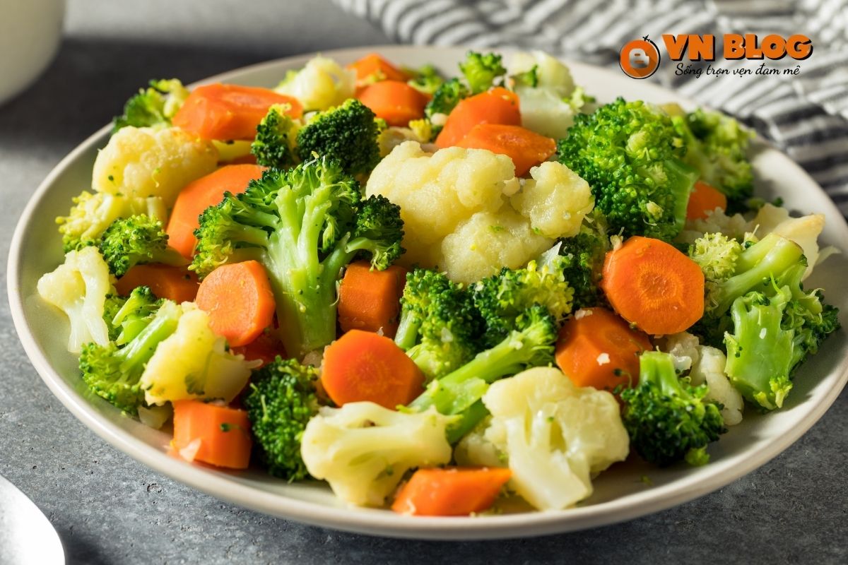 Cho muối vào nước luộc rau giúp rau xanh và giòn hơn