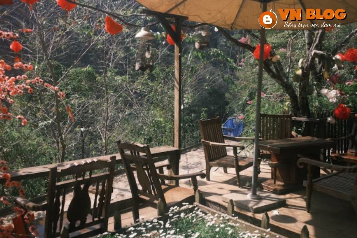 Tiệm cà phê Lưng Chừng