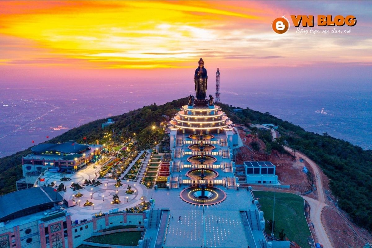 Đỉnh núi Bà Đen lúc hoàng hôn