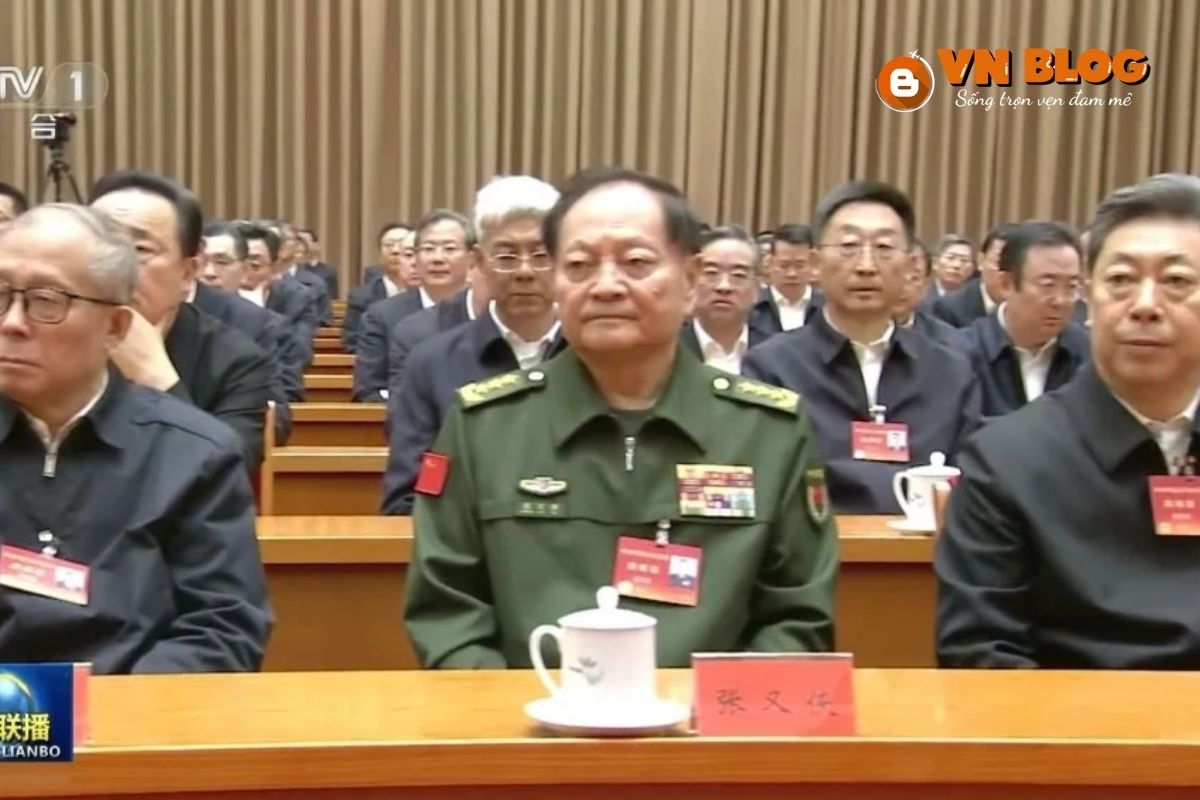 Phó Chủ tịch Quân ủy Trung ương Trung Quốc Trương Hựu Hiệp (Người ở giữa)