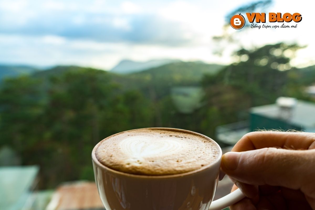 Uống cà phê sáng tại Đà Lạt là một trải nghiệm không thể bỏ lỡ